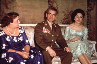 Fiançailles de Farah Diba et de Mohammed Reza Shah Pahlavi et sa mère