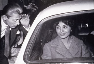 Farah Diba fiancée à Mohammed Reza Pahlavi, Paris 1959