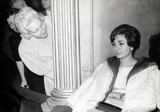 Farah Diba fiancée au Shah d'Iran Mohammed Reza Pahlavi. Dans une loge à l'Opéra de Paris, Paris 1959