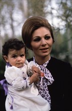 Farah et sa plus jeune fille, Leila en 1971