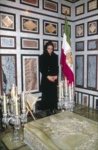 Farah Pahlavi standing near his husband's coffin, Mohammad Reza Shah Pahlavi