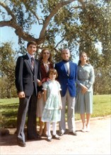Mohammed Reza Shah Pahlavi, son épouse Farah Pahlavi et trois de leurs enfants