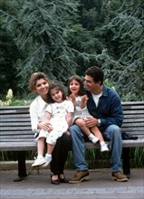 Reza Pahlavi, sa femme et leurs filles.           Etats-Unis, 1996.