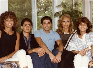 Farah Pahlavi entourée de sa famille