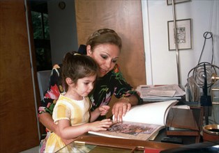 Farah Pahlavi avec sa petite-fille Noor, 1995.