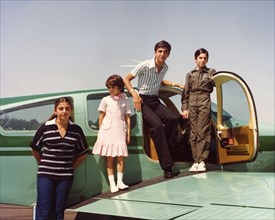 Ali Reza Pahlavi en tenue de pilote avec ses frères et soeurs.