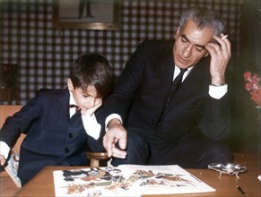 Mohammed Reza Shah Pahlavi et son fils Reza, 
octobre 1966
