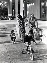 Farah Pahlavi, son mari Mohammed Reza Shah Pahlavi et leurs enfants (1966)