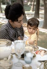 Farah Pahlavi et son fils Reza (1961)
