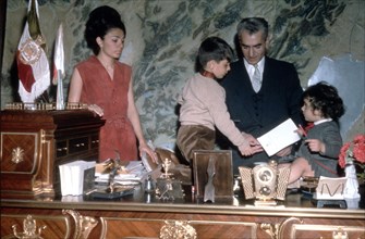 Mohammed Reza Shah Pahlavi, Farah Pahlavi et leurs enfants qui envahissent son bureau (1964)