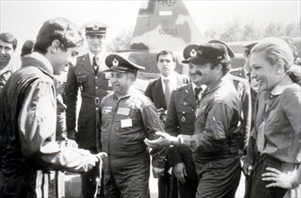 Reza Pahlavi félicité par ses collègues et sa mère, Farah, après son premier vol en solo