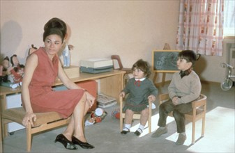 Farah Pahlavi dans la chambre de Farahnaz et Reza (1964)