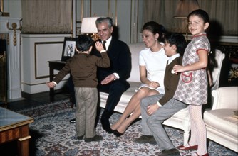 Mohammad Reza Shah Pahlavi, his wife Farah Diba and their children (1971)