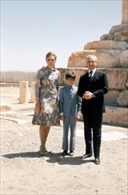 Mohammed Reza Shah Pahlavi, sa femme Farah et leur fils Reza au tombeau de Cyrus, 1971.