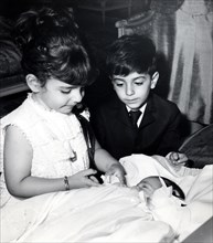Fahranaz et Ali Reza next to the cradle of their little sister, Leila Pahlavi