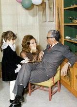 Mohammed Reza Shah Pahlavi et Farah Pahlavi dans la chambre de leur fille Fahranaz (1966)