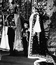Mohammed Reza Shah Pahlavi, Farah Pahlavi et leur fils Reza lors des cérémonies du couronnement, 1967