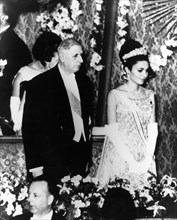 Farah Pahlavi et le Général de Gaulle lors d'un voyage à Paris, 1961