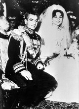 Mohammed Reza Shah Pahlavi et Farah Pahlavi lors des cérémonies du mariage, décembre 1959