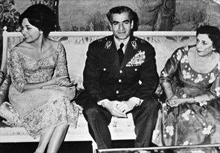 Farah Diba, Mohammed Reza Shah Pahlavi et sa mère Taj el Molouk lors de leur fiançailles, 1959