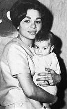 Farah Pahlavi et son fils ainé Reza né le 31 octobre 1960 - photo prise à la maternité