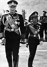 Mohammed Reza Shah Pahlavi et son fils Reza lors des cérémonies du couronnement, 1967