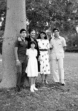 Farah Pahlavi entourée par ses enfants. Le Caire, octobre 1980