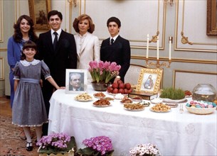 Farah Pahlavi entourée de ses enfants lors du nouvel an Iranien, Le Caire 1981