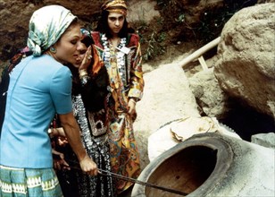 Farah Pahlavi assiste à la fabrication du pain. Iran, 1978