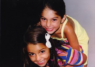 Noor et Iman Pahlavi, filles de Reza et Yasmine Pahlavi. 2003.