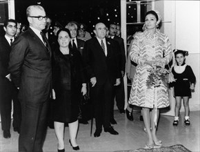 Amir Abbas Hoveyda (au centre) premier ministre du Shah, 1971