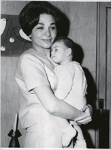 Farah Pahlavi et son fils ainé Reza - 1960