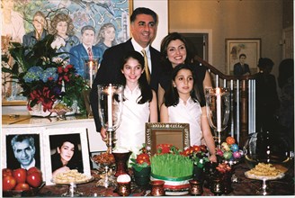 Nowrouz 2003 chez Farah Pahlavi. Devant la table du Nouvel An iranien, Reza, Yasmine, Noor et Iman