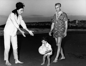 Farah et Mohammed Reza Shah Pahlavi avec leur fils Reza. Mer Caspienne. 1963.
