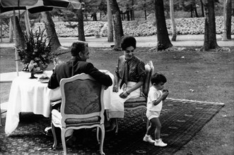 Farah et  Mohammed Reza Shah Pahlavi avec leur fils Reza  - Saadabad - été 1962
