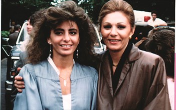 Farah Pahlavi et sa fille Fahranaz. Cette dernière vient de recevoir sa licence en psychologie à Columbia