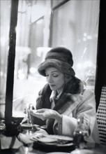 Marlène Dietrich dans un café