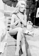 Brigitte Bardot sur le tournage de "La mariée est trop belle"