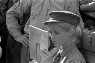 Brigitte Bardot sur le tournage de "Babette s'en va en guerre"