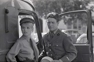 Brigitte Bardot et Jacques Charrier sur le tournage de "Babette s'en va en guerre"