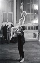 Brigitte Bardot en cours de danse classique