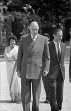 Charles de Gaulle dans les jardins du Palais de l'Elysée, 1960
