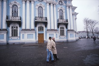 Bernard et Annabel Buffet devant la Cathédrale Saint-Nicolas-des-Marins de Saint-Petersbourg