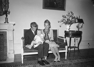 La princesse Paola de Belgique, le prince Albert et leur fils le prince Philippe