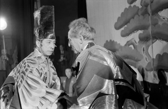 Jean Cocteau avec l'ensemble Azuma Kabuki, 1955