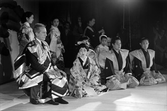 Jean Cocteau avec l'ensemble Azuma Kabuki, 1955