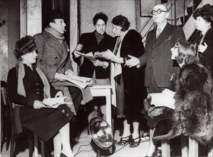 Cocteau lors d'une répétition de la pièce "Les monstres sacrés", 1939