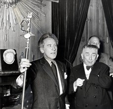 Cocteau présente son épée d'académicien, octobre 1955