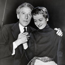 Cocteau félicite Annie Girardot pour "La Machine à écrire"