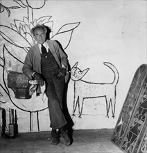 Cocteau devant l'une de ses oeuvres, 1959